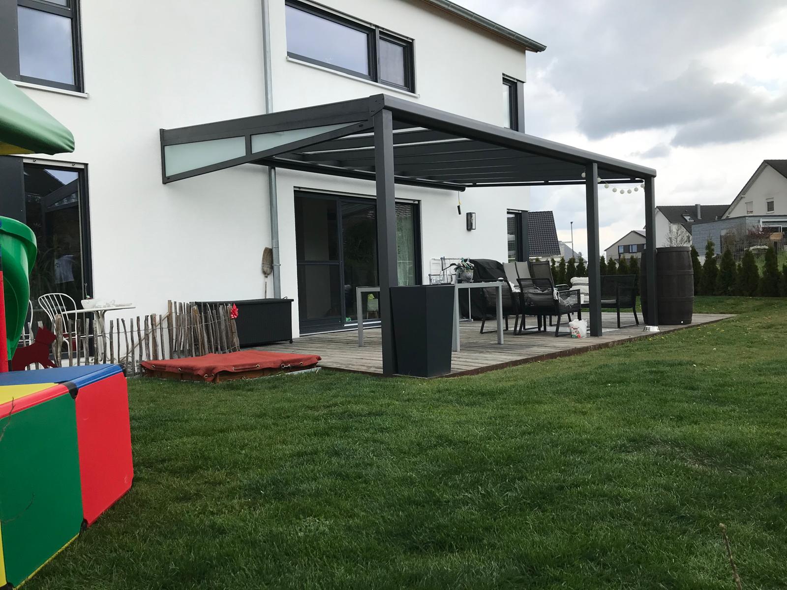 Moderne Terrassenüberdachung auf Holzdeck